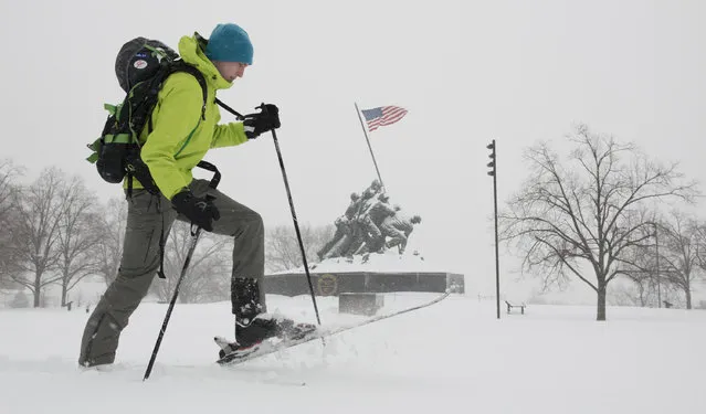 Ryan Freeland tries out his downhill skis at the Marine Corp War Memorial, aka Iwo Jima Memorial as snow comes down in Arlington, VA on January 23, 2016. The storm is expected to bring up to two feet in the DC metro area by Sunday. (Photo by Linda Davidson/The Washington Post)