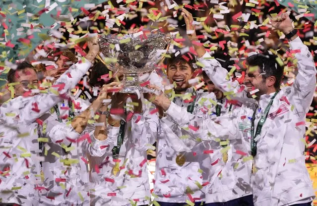 The Italian Davis Cup team celebrate with the trophy after defeating Australia during the Davis Cup final tennis matches in Malaga, Spain, Sunday, November 26, 2023. Italy are the 2023 World Champions Davis Cup winners. (Photo by Manu Fernandez/AP Photo)