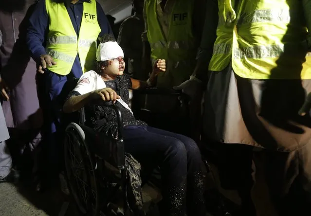 A girl who was injured in a suicide bomb blast is rushed to a hospital in Lahore, Pakistan, 27 March 2016. (Photo by Rahat Dar/EPA)