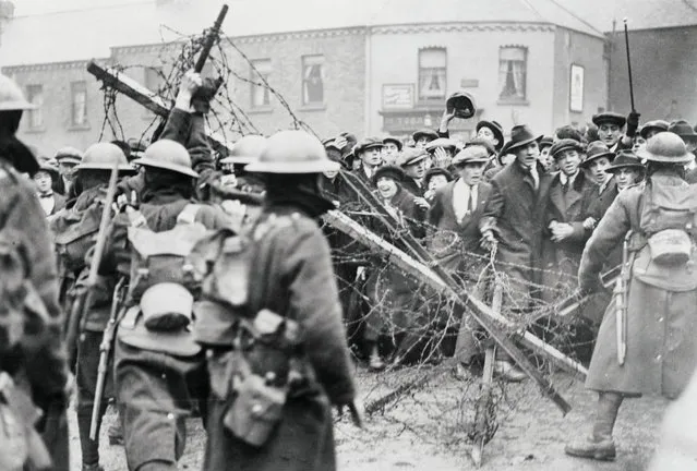 A crowd of Sinn Fein sympathizers in front of a barricade, manned by British troops, barring the road to Mountjoy prison, Dublin, 30th April 1920. (Photo by Bettmann Archive/Getty Images)