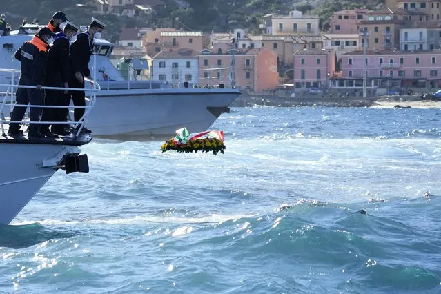 A flower wreath is set out to sea during a commemoration for the the victims of the Costa Concordia cruise ship disaster, in front of the Isola del Giglio, Italy, Thursday, January 13, 2022. Italy on Thursday is marking the 10th anniversary of the cruise ship disaster with a daylong commemoration, honoring the 32 people who died. (Photo by Andrew Medichini/AP Photo)