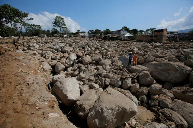 Rescuers look for bodies in a destroyed area after flooding and mudslides caused by heavy rains leading several rivers to overflow, pushing sediment and rocks into buildings and roads, in Mocoa, Colombia April 4, 2017. (Photo by Jaime Saldarriaga/Reuters)