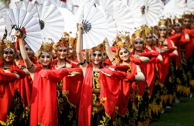 Indonesian dancers perform during a ceremony to mark the 72nd Independence Day at the presidential Merdeka Palace in Jakarta, Indonesia, 17 August 2017. Indonesia gained independence from the Netherlands in 1945. (Photo by Mast Irham/EPA)