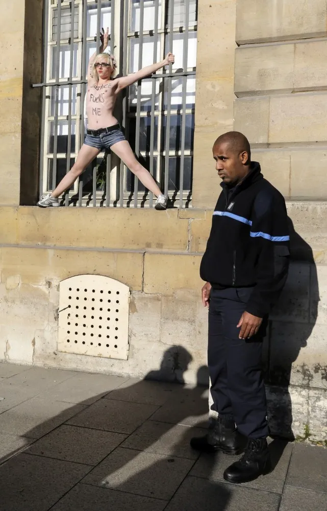 Topless FEMEN Activists Attempt French Justice Ministry Break-In