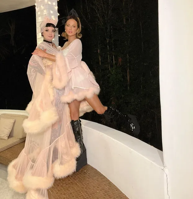 English actress and model Kate Beckinsale (R) and her “ideal bestie” dress up in feathers in the second decade of November 2022. (Photo by katebeckinsale/Instagram)