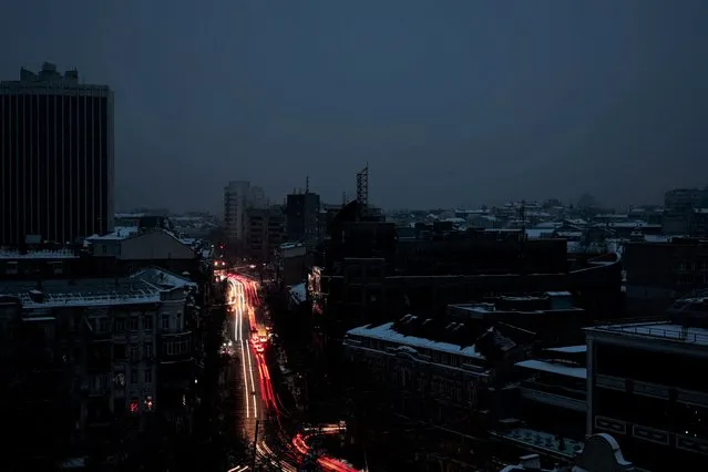 A view shows the city without electricity after critical civil infrastructure was hit by Russian missile attacks, amid Russia's invasion of Ukraine, in Kyiv, Ukraine on November 23, 2022. (Photo by Vladyslav Sodel/Reuters)