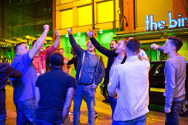 A group of men chant Manchester United songs on Withy Grove , despite the team's earlier loss against local rival Manchester City in Manchester, UK on September 11, 2016. (Photo by Joel Goodman/London News Pictures)