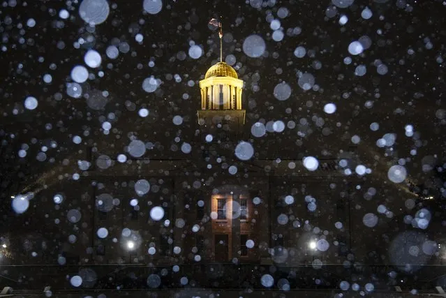 Snow falls during a blizzard warning, Wednesday, December 21, 2022, at the Old Capitol Building in Iowa City, Iowa. (Photo by Joseph Cress/Iowa City Press-Citizen via AP Photo)