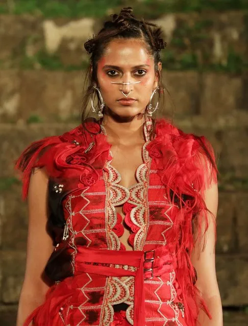 A model presents a creation by Indian designer Anamika Khanna during the grand finale of Lakme Fashion Week (LFW) Summer/Resort 2017 in Mumbai, India, 04 February 2018. (Photo by Divyakant Solanki/EPA/EFE)