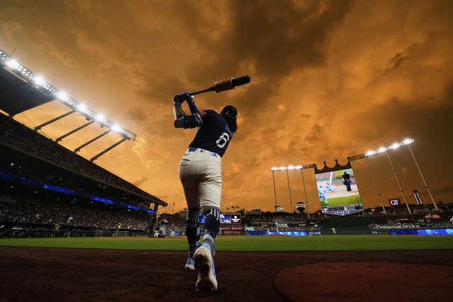 Kansas City Royals' Jonathan India warms up on deck during the first inning of a baseball game against the New York Mets, Friday, July 11, 2025, in Kansas City, Mo. (Photo by Charlie Riedel/AP Photo)
