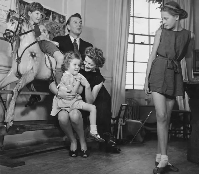 Married British actors Michael Redgrave (1908 - 1985) and Rachel Kempson (1910 - 2003) with their children (left to right) Corin, Lynn and Vanessa, 31st October 1946. (Photo by George Konig/Keystone Features/FPG/Hulton Archive/Getty Images)