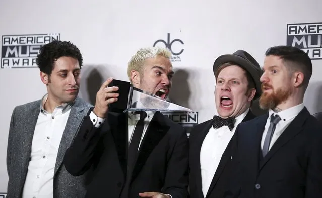Fall Out Boy pose backstage with their award for Favorite Alternative Rock Artist during the 2015 American Music Awards in Los Angeles, California November 22, 2015. (Photo by David McNew/Reuters)