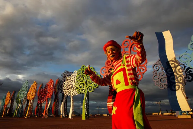 A clown poses for a portrait on the waterfront of Xolotlan Lake in Managua, Nicaragua November 4, 2016. (Photo by Oswaldo Rivas/Reuters)