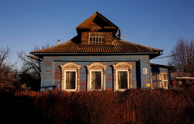 A view of the facade of a house in the village of Debolovskoye, Yaroslavl region, Russia, October 24, 2016. (Photo by Maxim Shemetov/Reuters)