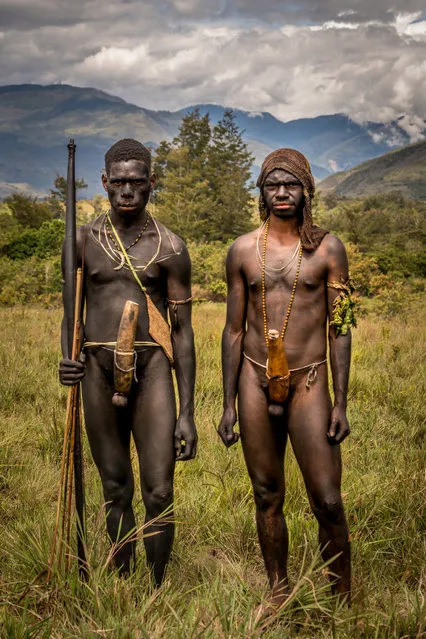 Young Dani warriors holding weapons in Western New Guinea, Indonesia, August 2016. (Photo by Teh Han Lin/Barcroft Images)