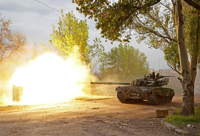 Service members of pro-Russian troops fire from a tank during fighting in Ukraine-Russia conflict near the Azovstal steel plant in the southern port city of Mariupol, Ukraine on May 5, 2022. (Photo by Alexander Ermochenko/Reuters)