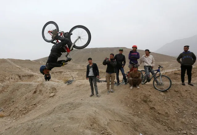 A young Afghan cyclist performs with a bicycle during an exercise on the outskirts of Kabul, Afghanistan November 20, 2016. (Photo by Omar Sobhani/Reuters)