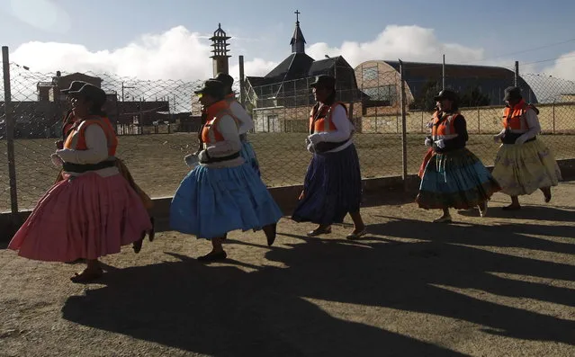 In this November 28, 2013 photo, so-called “traffic cholitas” run laps during a training session in El Alto, Bolivia. (Photo by Juan Karita/AP Photo)