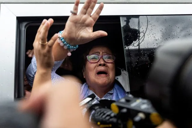 Former Philippines senator Leila de Lima waves to her supporters outside the Muntinlupa Hall of Justice after being granted bail following six years in detention, at Muntinlupa, Philippines on November 13, 2023. (Photo by Eloisa Lopez/Reuters)