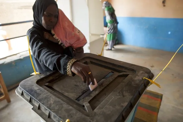 A woman casts her ballot during Darfur's referendum at a registration center at Al Fashir in North Darfur, Sudan April 12, 2016. (Photo by Mohamed Nureldin Abdallah/Reuters)