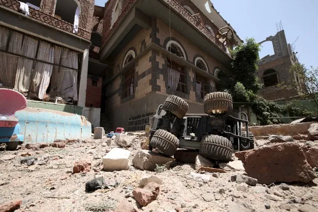 Toys are seen in the garden of a house next to the residence of Yemen's former President Ali Abdullah Saleh after airstrikes destroyed it in Sanaa May 10, 2015. (Photo by Mohamed al-Sayaghi/Reuters)