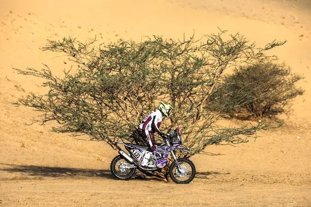 British rider David McBride of Vendetta Racing team in action during stage 1A of the Rally Dakar 2022 between Ha'il and Jeddah, Saudi Arabia, 01 January 2022. (Photo by Yoan Valat/EPA/EFE)