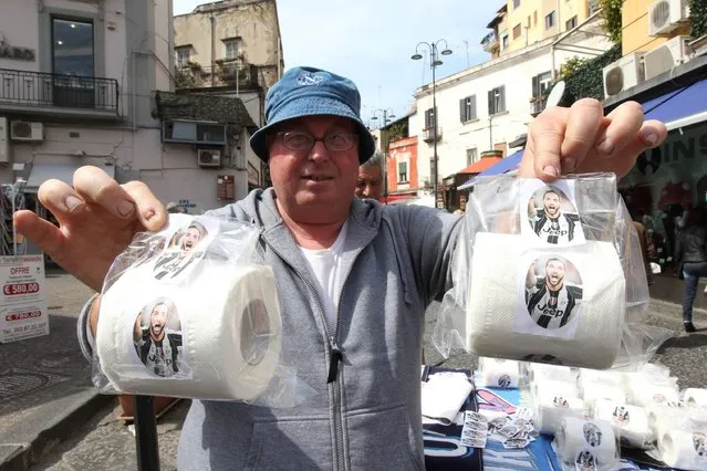 A vendor shows toilet paper rolls with portraits of Juventus' Argentinian forward Gonzalo Higuain on March 23, 2017 in a street of Naples, Italy. Eight months after leaving team Napoli for Juventus Turin, Gonzalo Higuain prepares a hectic return for the Italian Seria A football match Napoli vs Juventus at San Paolo stadium, where the rancor against the Argentine “traitor” remains immense. (Photo by Carlo Hermann/AFP Photo)