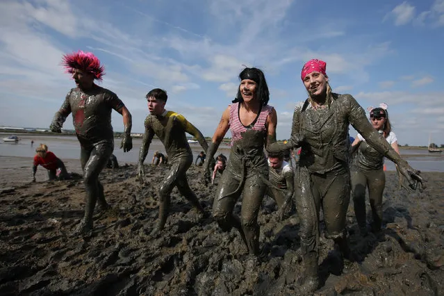 Participants arrive at the finish line during the annual Maldon Mud Race in Maldon, east England on May 7, 2017. (Photo by Daniel Leal-Olivas/AFP Photo)