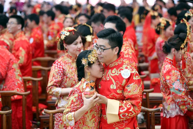 Alibaba employees attend a mass wedding at their headquarters in Hangzhou, Zhejiang province, May 10, 2017. (Photo by Reuters/Stringer)