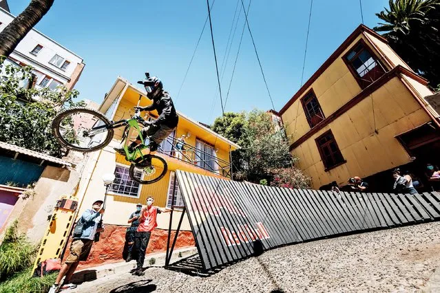 A competitor rides his bike during the Valparaiso Cerro Abajo urban downhill mountain bike race in Valparaiso, Chile on February 27, 2022. (Photo by Red Bull/Animal News Agency)