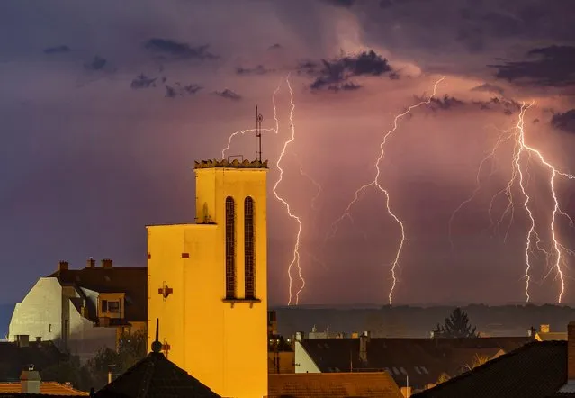 Lightnings illuminate the sky over Nagykanizsa, Hungary, late 16 May 2022. (Photo by Gyorgy Varga/EPA/EFE)