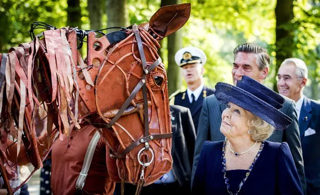 Dutch Princess Beatrix meets the horse sculpture from the musical 'War Horse' after she opened new permanent exhibition about The Netherlands and World War One in Huis Doorn, in Doorn, The Netherlands, 04 September 2014. Huis Doorn was the post-war asylum of German Emperor Wilhelm II in The Netherlands. (Photo by Koen van Weel/EPA)