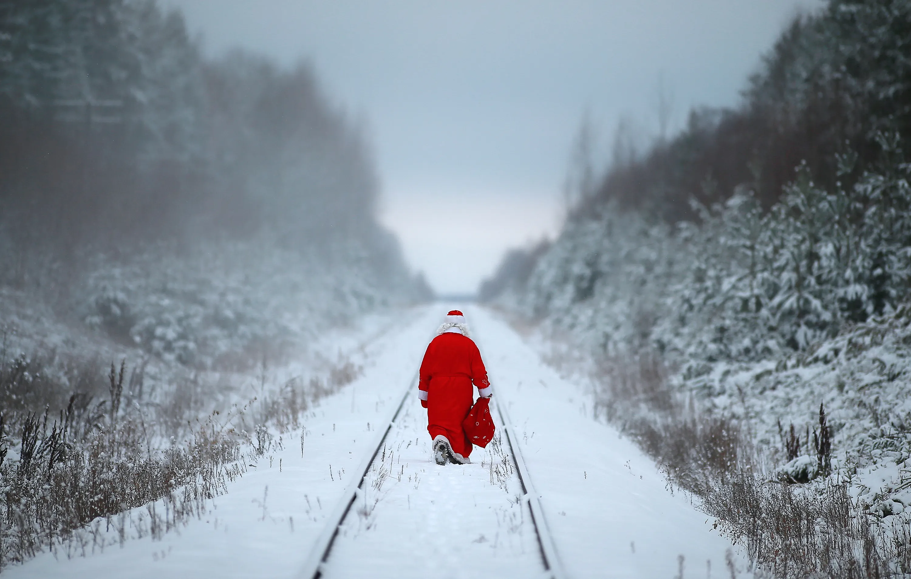 2015 года уходящий. Уходящий год. Уходящий дед Мороз. Дед Мороз уходит. Дед Мороз уходит в даль.