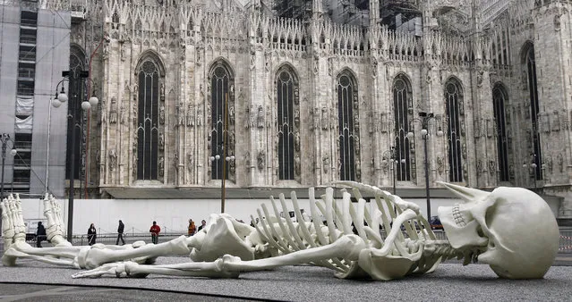 People look at a 24-meter-long sculpture by Italian artist Gino De Dominicis near the Duomo cathedral in Milan, March 30 2007. (Photo by Stefano Rellandini/Reuters)