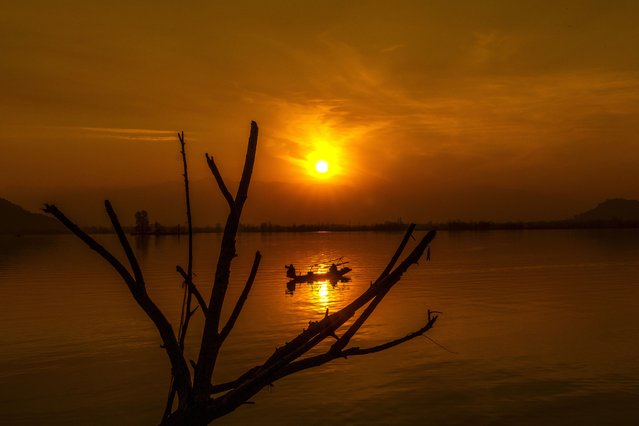 Kashmiri fishermen rows their Shikara, or traditional wooden boat, on their way home during sunset at the Dal Lake, in Srinagar, Indian controlled Kashmir, Friday, February 7, 2025. (Photo by Dar Yasin/AP Photo)