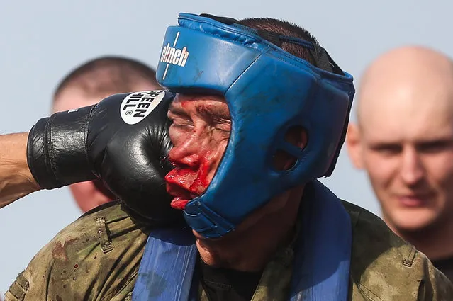 A serviceman of Special Forces of the Volga Federal District's National Guard troops fights at the Bars training ground as part of qualification tests to earn the maroon beret in Tatarstan, Russia on October 1, 2020. (Photo by Yegor Aleyev/TASS)