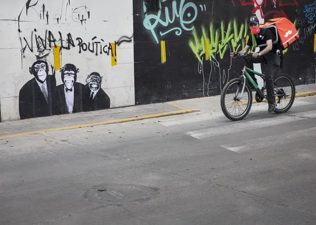 A piece of street art shows three chimps dressed in suits and a spray painted message that reads in Spanish: “Long live politics!” in Lima, Peru, Friday, September 18, 2020. Peruvian President Martin Vizcarra’s job is on the line Friday as opposition lawmakers push through an impeachment hearing criticized as a hasty and poorly timed ouster attempt in one of the countries hardest hit by the new coronavirus pandemic. (Photo by Rodrigo  Abd/AP Photo)