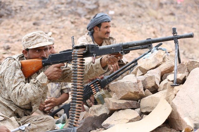 A soldier loyal to Yemen's government aims a machine gun at a Houthi position in the country's central province of Marib October 19, 2015. (Photo by Reuters/Stringer)