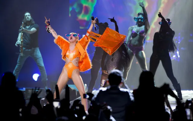In this September 19, 2014 file photo, U.S. singer Miley Cyrus performs in concert during her Bangerz Tour in Mexico City. (Photo by Eduardo Verdugo/AP Photo)