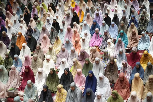 Indonesian Muslims perform an evening prayer called 'tarawih' marking the first eve of the holy fasting month of Ramadan, at Istiqlal Mosque in Jakarta, Indonesia, Wednesday, March 22, 2023. Millions of Muslims in Indonesia are gearing up to celebrate the holy month of Ramadan, which is expected to start on Thursday, with traditions and ceremonies across the world's most populous Muslim-majority country amid soaring food prices. (Photo by Achmad Ibrahim/AP Photo)