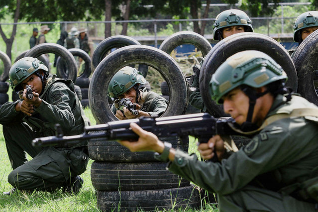 Soldiers take part in a drill led by the Bolivarian National Armed Forces to train citizens in weapons handling in Yagua, Venezuela, on September 20, 2025. (Photo by Juan Carlos Hernandez/Reuters)