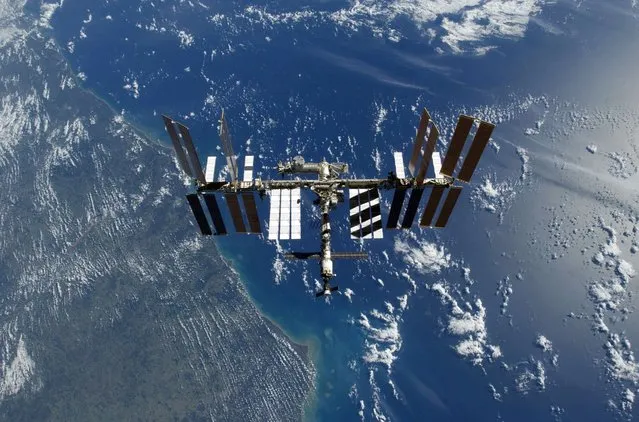 The International Space Station is visible with the Earth in the background in this photo released by NASA and taken November 25, 2009. Picture taken November 25. (Photo by Reuters/NASA)