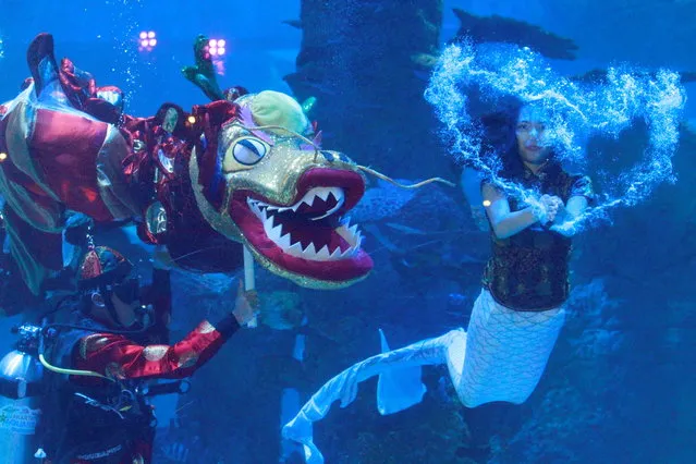 Divers perform an underwater dragon and mermaid show during Chinese Lunar New Year celebrations at an aquarium in Jakarta, Indonesia, February 12, 2021. (Photo by Ajeng Dinar Ulfiana/Reuters)