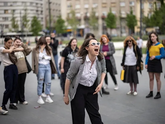 Artist Dea Dzankovic screams along with other women during “Burn/out” art performance in Belgrade, Serbia, May 7, 2022. Dzankovic wants to draw attention to the problem of mental, emotional and physical exhaustion of women caused by stress, and calls for women to scream in front of all state institutions in Serbia, as she believes, they are most responsible for this condition felt by young women across the country. (Photo by Marko Djurica/Reuters)
