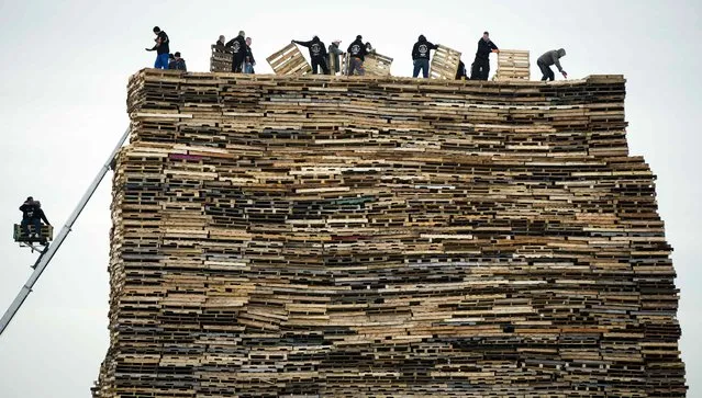 People pile up wooden pallets prior to the traditional bonfire of New Year eve, on december 29, 2015 in Scheveningen. (Photo by Bart Maar/AFP Photo/ANP)