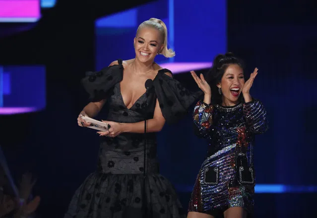 Rita Ora (L) and Constance Wu speak onstage during the 2018 American Music Awards at Microsoft Theater on October 9, 2018 in Los Angeles, California. (Photo by Mario Anzuoni/Reuters)