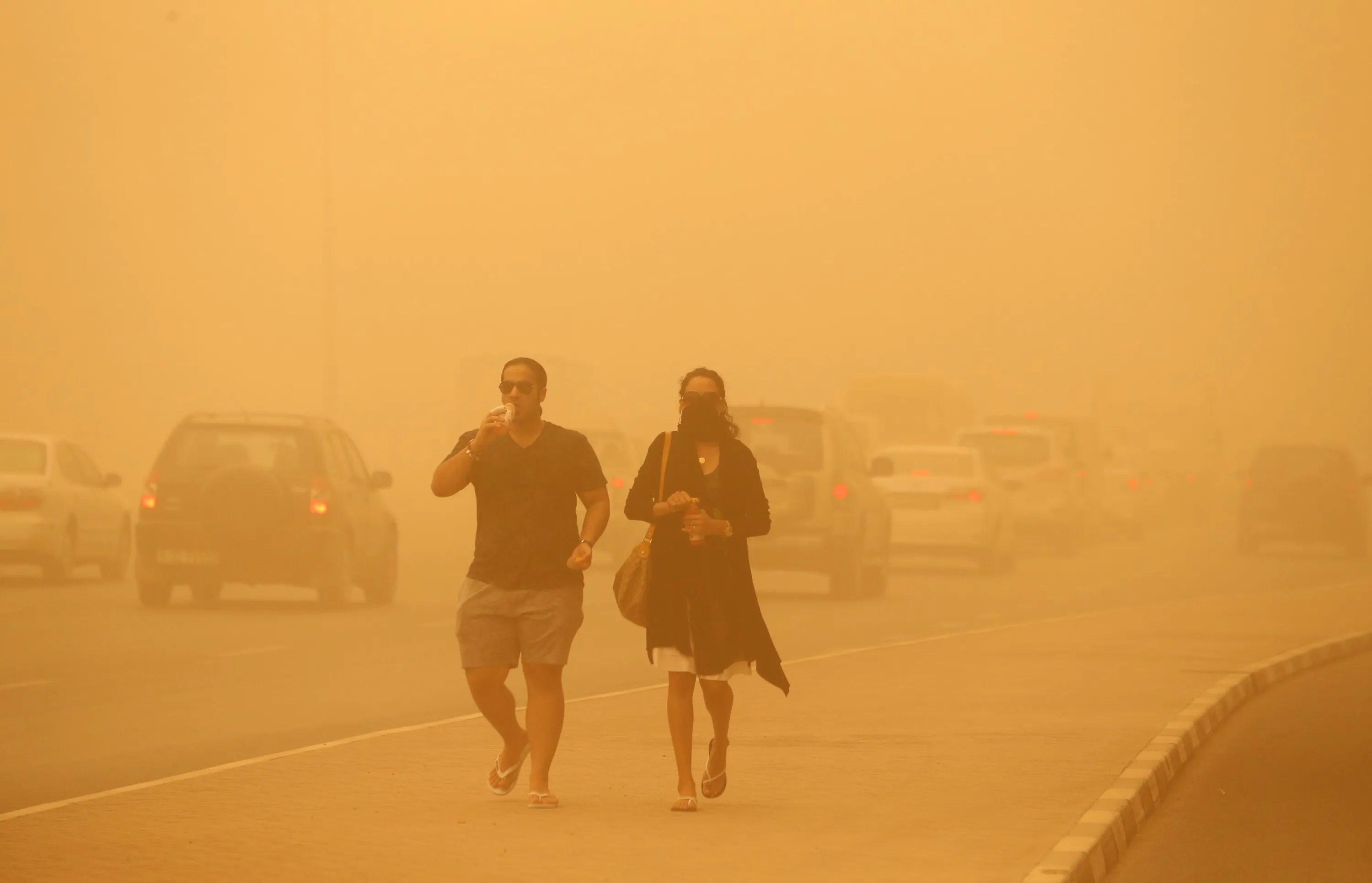 Шторм в эмиратах. Песчаная буря в Дубае. Пыльная буря в Дубае. Абу Даби песчаные бури. Дубай после песчаной бури.