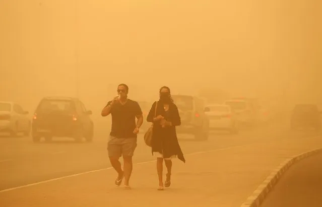 A woman walks with her face covered during a sand storm in Dubai April 2, 2015. (Photo by Ahmed Jadallah/Reuters)
