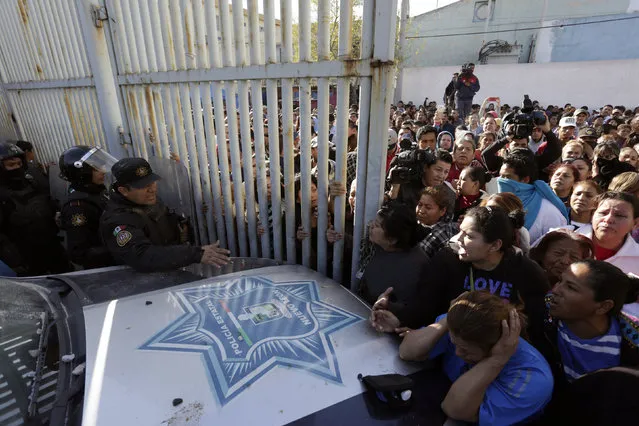 Family members of inmates argue with police at the entrance of the Topo Chico prison in Monterrey, Mexico, February 11, 2016. A battle between rival drug gangs at a prison killed 52 people in the northeastern Mexican city of Monterrey, authorities said on Thursday, days ahead of a planned visit by Pope Francis to another jail in Mexico's far north. (Photo by Daniel Becerril/Reuters)