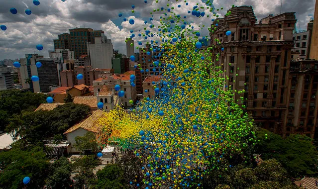 Thousands of biodegradable balloons are released by members of the Chamber of Commerce to celebrate New Year in Sao Paulo, Brazil, on December 28, 2018. (Photo by Miguel Schincariol/AFP Photo)